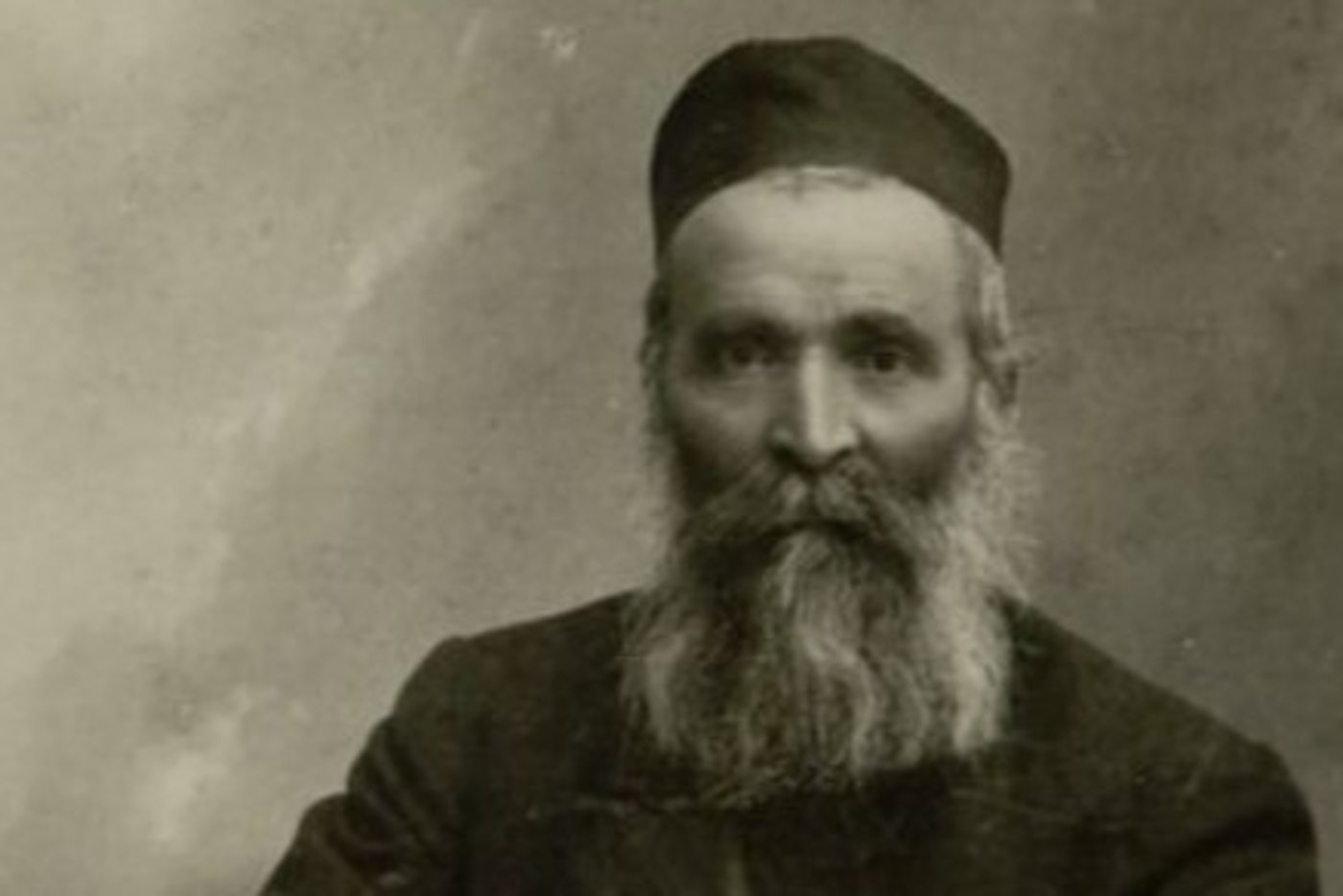 תרם ספר תורה לקהילת יהודי עזה. הרב יעקב שכביץ