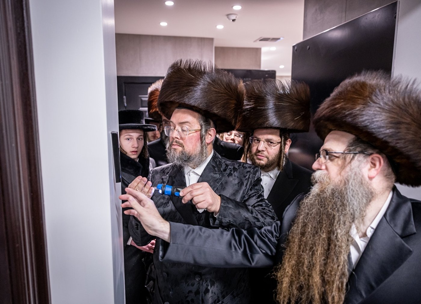 האדמו"ר מסאטמר בקביעת מזוזה בחנוכת הבשר החדש בקריית יואל