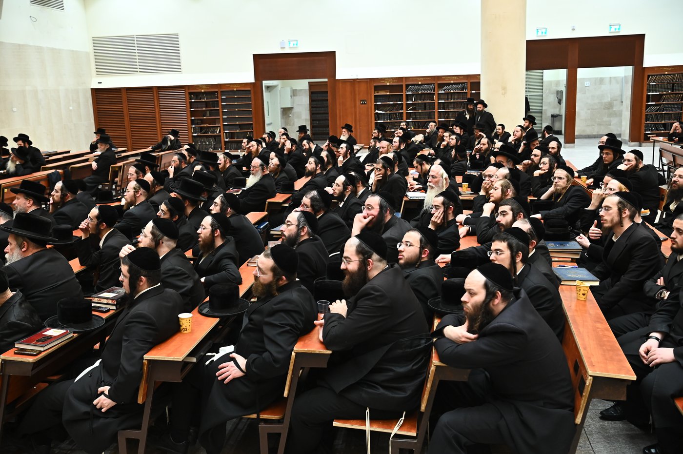 האדמו"ר מסקולען בשיעור בענייני שובבי"ם בביהמ"ד ויז'ניץ
