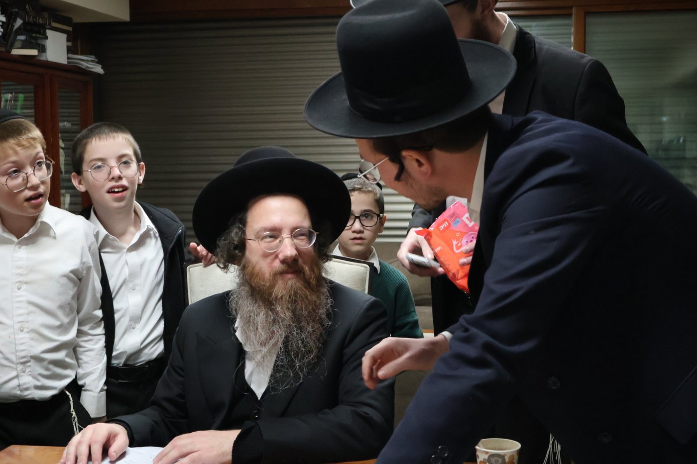 ילדי הלמדנים מברכפלד בביקור אצל גדולי ישראל בב"ב