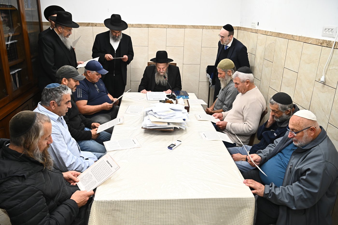 החקלאים בתפילה אצל הגאון רבי מרדכי שמואל אדלשטיין