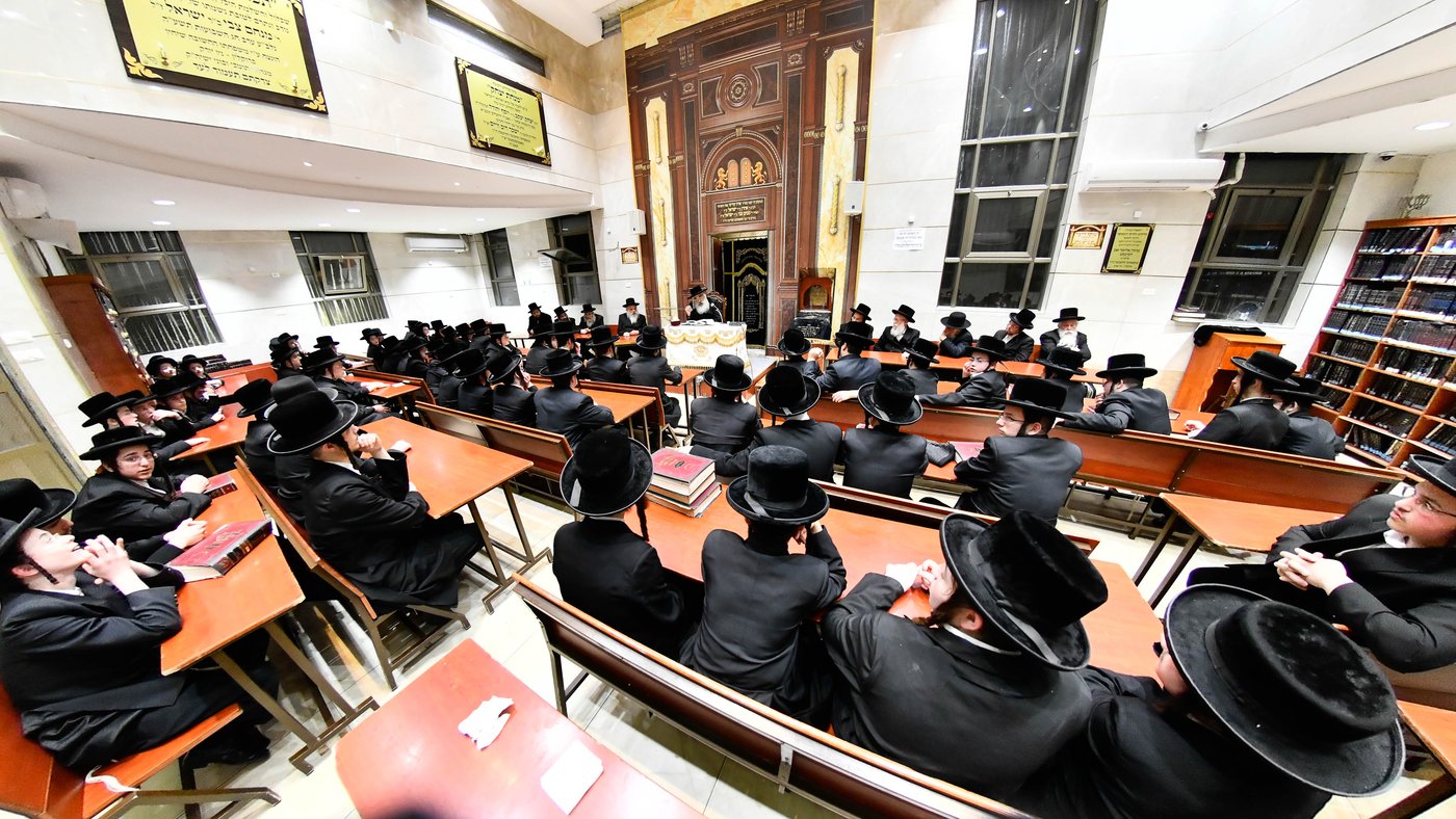 האדמו"ר מדושינסקיא בישיבת 'מנחת יצחק'
