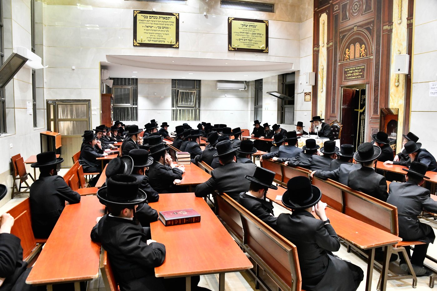 האדמו"ר מדושינסקיא בישיבת 'מנחת יצחק'