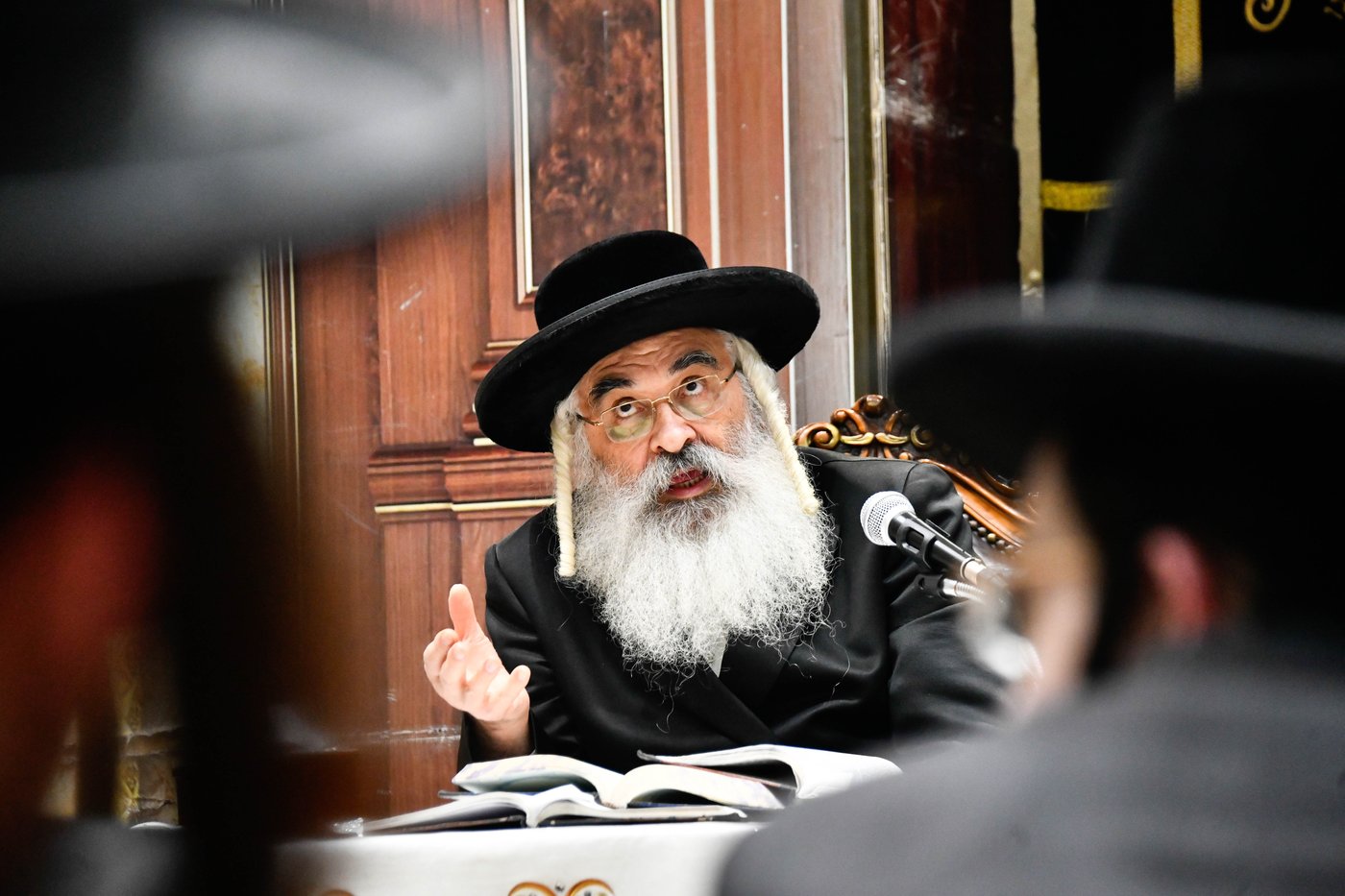 האדמו"ר מדושינסקיא בישיבת 'מנחת יצחק'