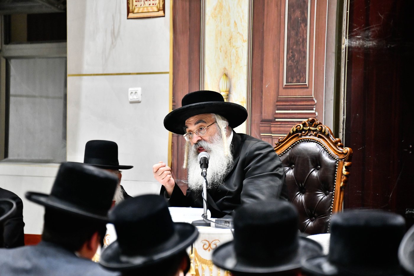 האדמו"ר מדושינסקיא בישיבת 'מנחת יצחק'