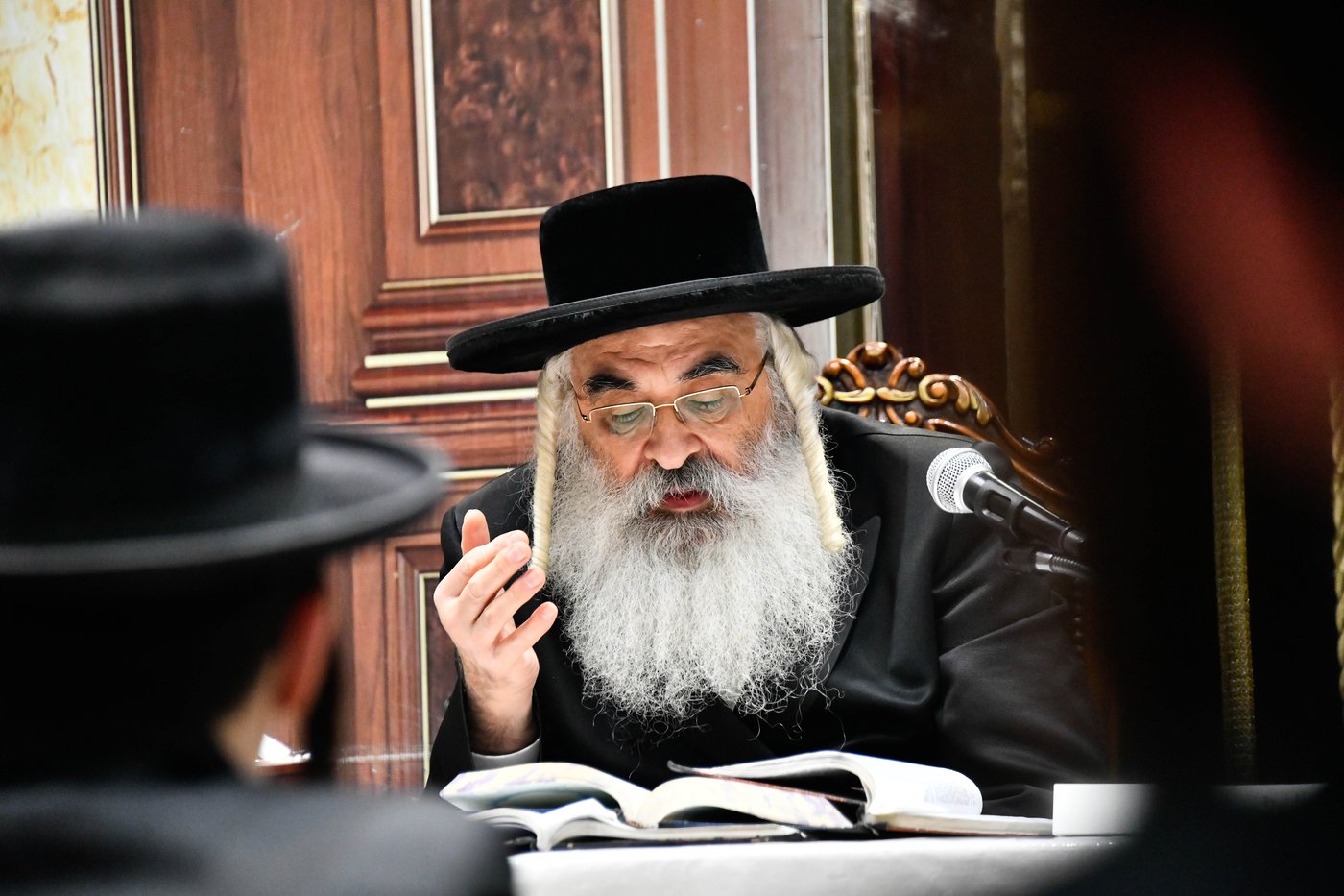 האדמו"ר מדושינסקיא בישיבת 'מנחת יצחק'
