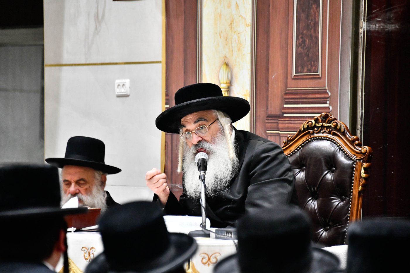 האדמו"ר מדושינסקיא בישיבת 'מנחת יצחק'