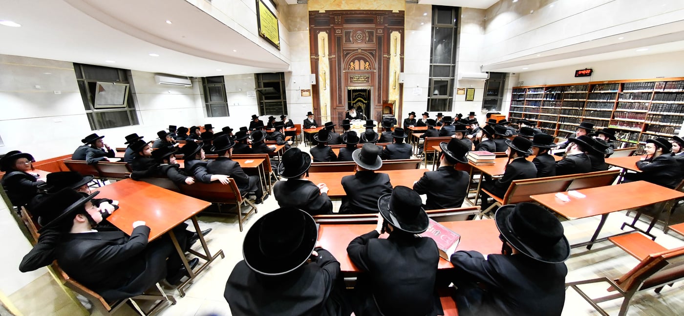 האדמו"ר מדושינסקיא בישיבת 'מנחת יצחק'