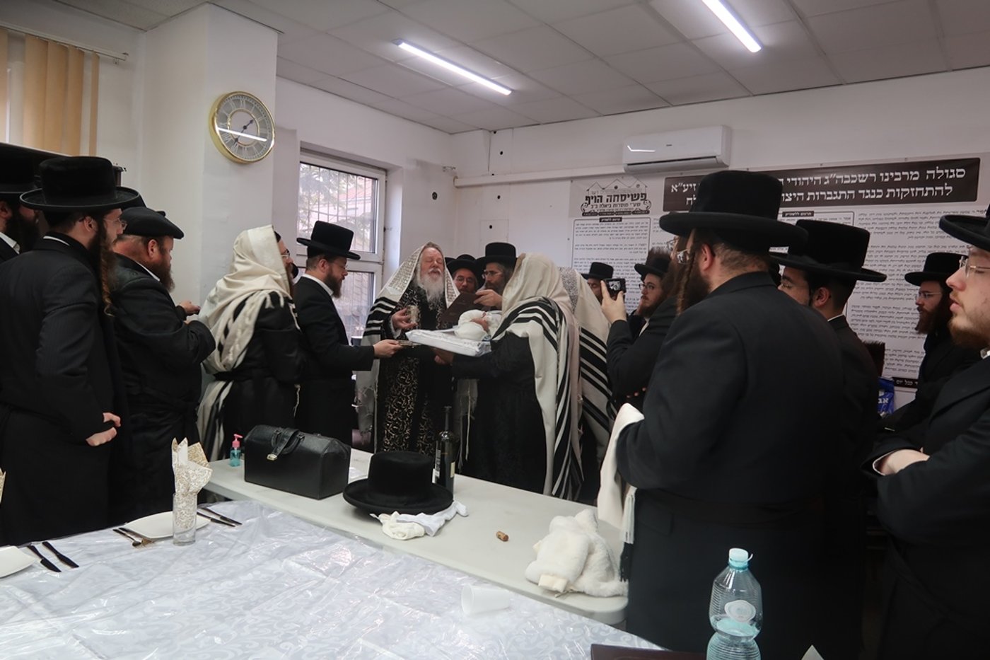 שמחת הברית בחצרות ביאלה ב"ב - פרמשילאן