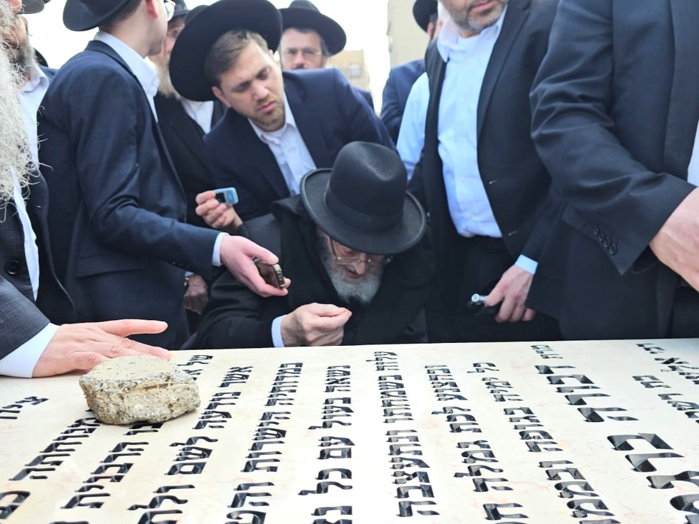 הגרמ"צ ברגמן בעליה לקבר רעייתו הרבנית הצדקנית ע"ה
