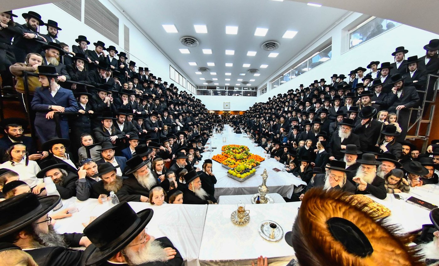 האדמו"ר מנדבורנה בטיש ט"ו בשבט