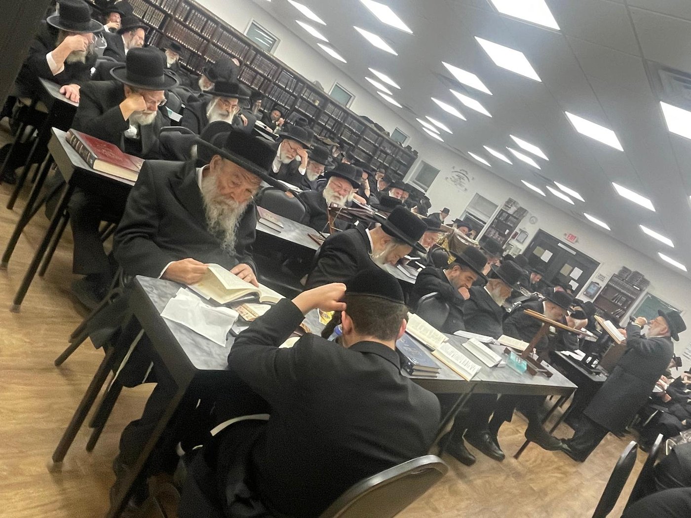 האדמו"ר מדושינסקיא בפאלם ביטש
