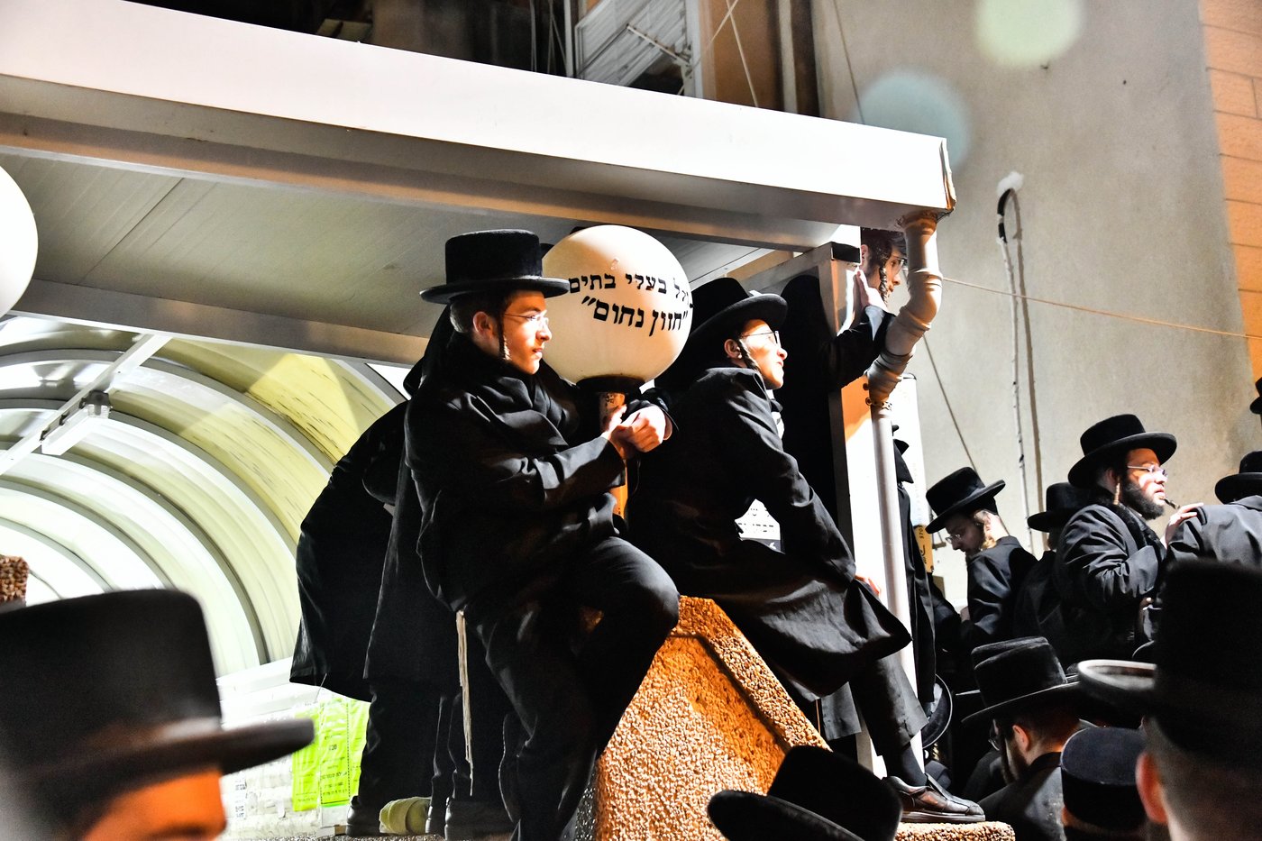 האדמו"ר מויז'ניץ בדרכו ללוס אנג'לס