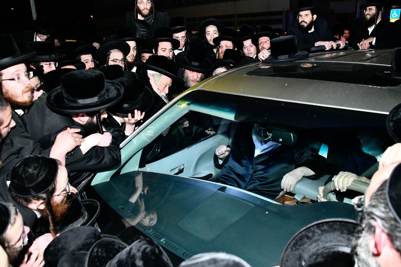 האדמו"ר מויז'ניץ בדרכו ללוס אנג'לס