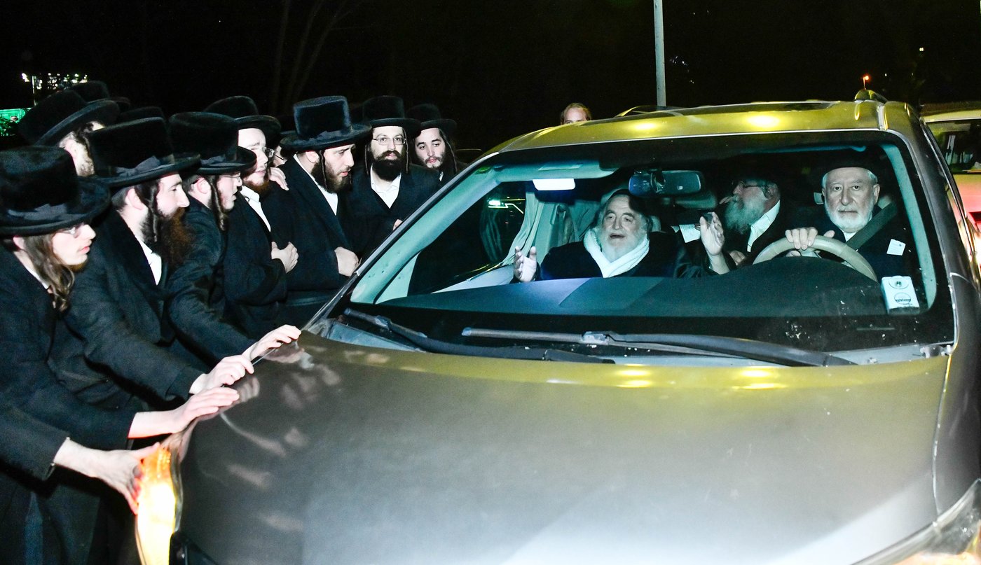 האדמו"ר מויז'ניץ בדרכו ללוס אנג'לס
