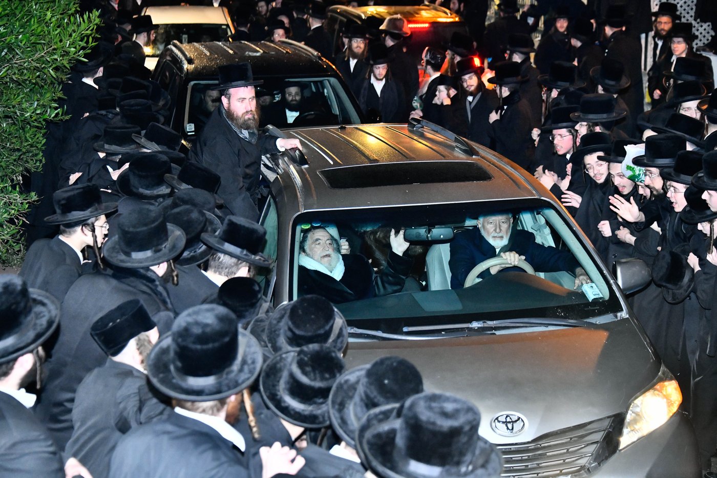 האדמו"ר מויז'ניץ בדרכו ללוס אנג'לס