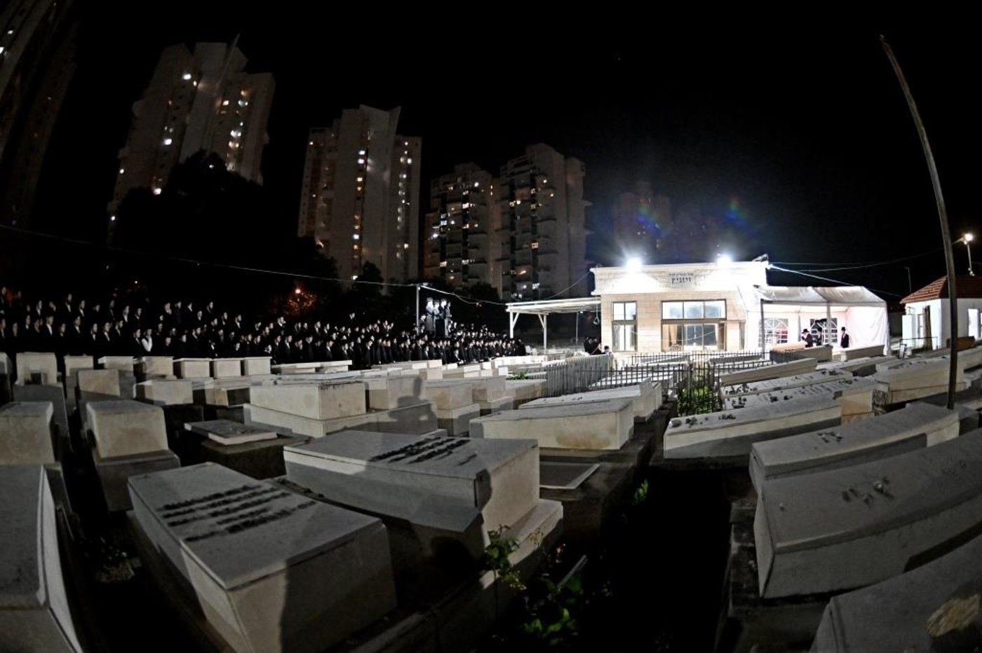 האדמו"ר מויזניץ בתפילה בבית העלמין 