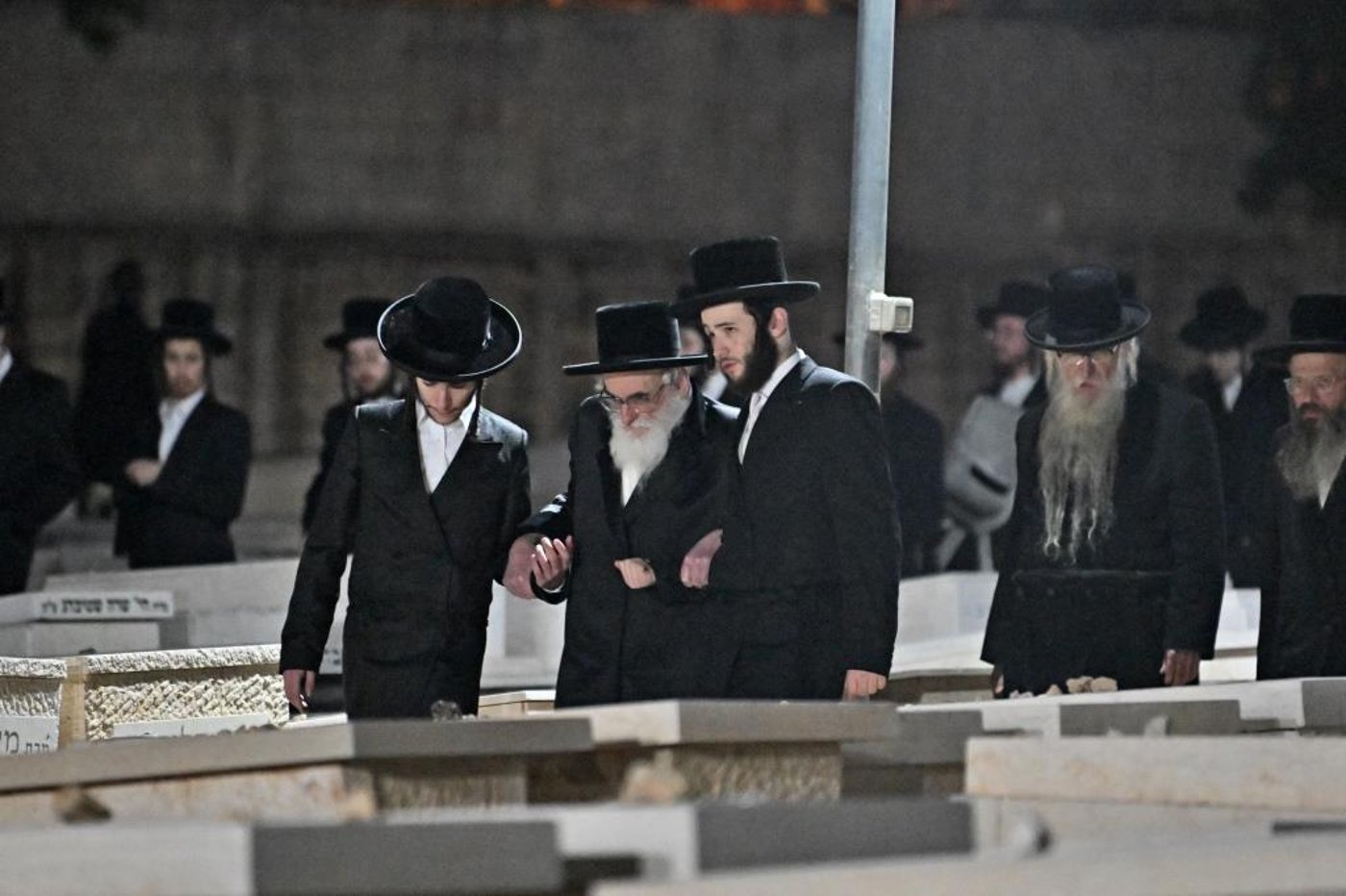 האדמו"ר מויזניץ בתפילה בבית העלמין 
