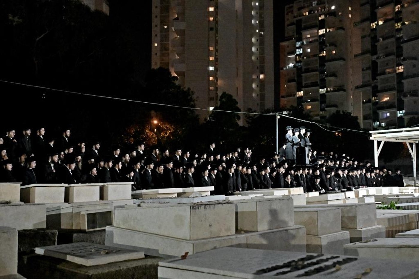 האדמו"ר מויזניץ בתפילה בבית העלמין 