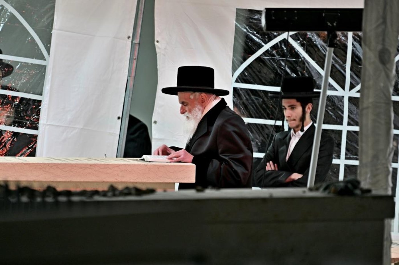 האדמו"ר מויזניץ בתפילה בבית העלמין 