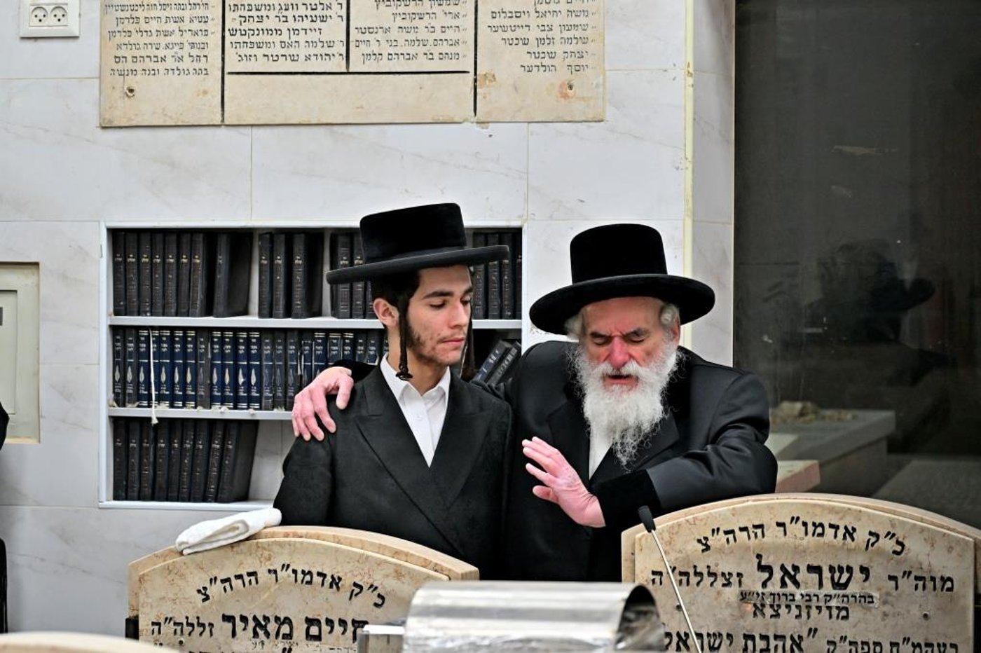 האדמו"ר מויזניץ בתפילה בבית העלמין 