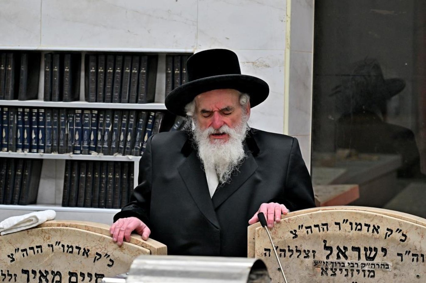 האדמו"ר מויזניץ בתפילה בבית העלמין 