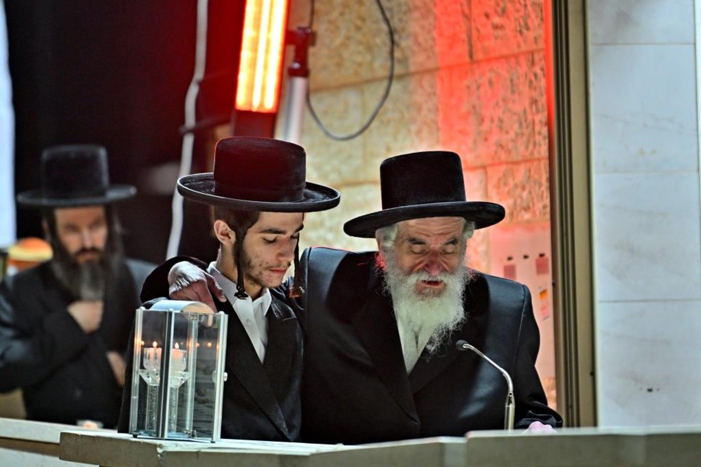 האדמו"ר מויזניץ בתפילה בבית העלמין 