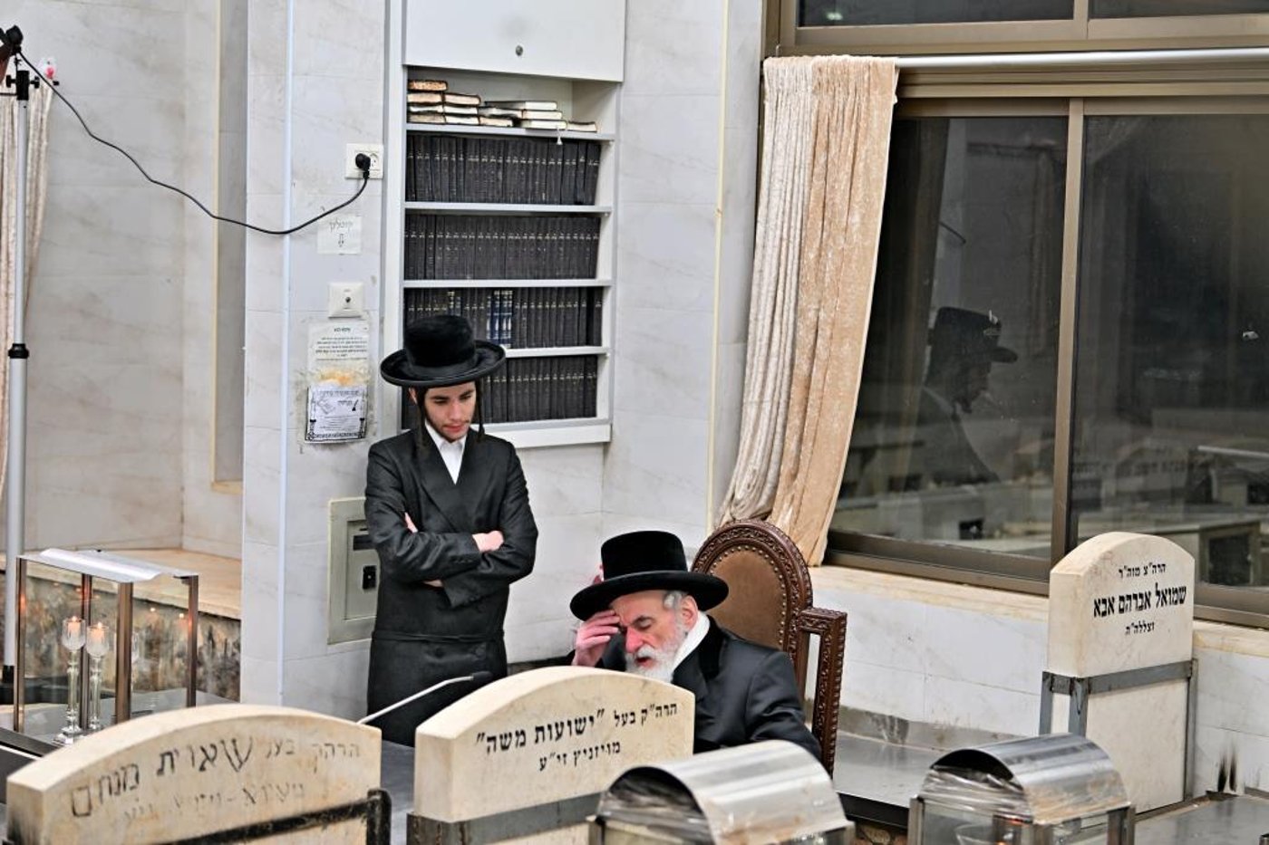 האדמו"ר מויזניץ בתפילה בבית העלמין 