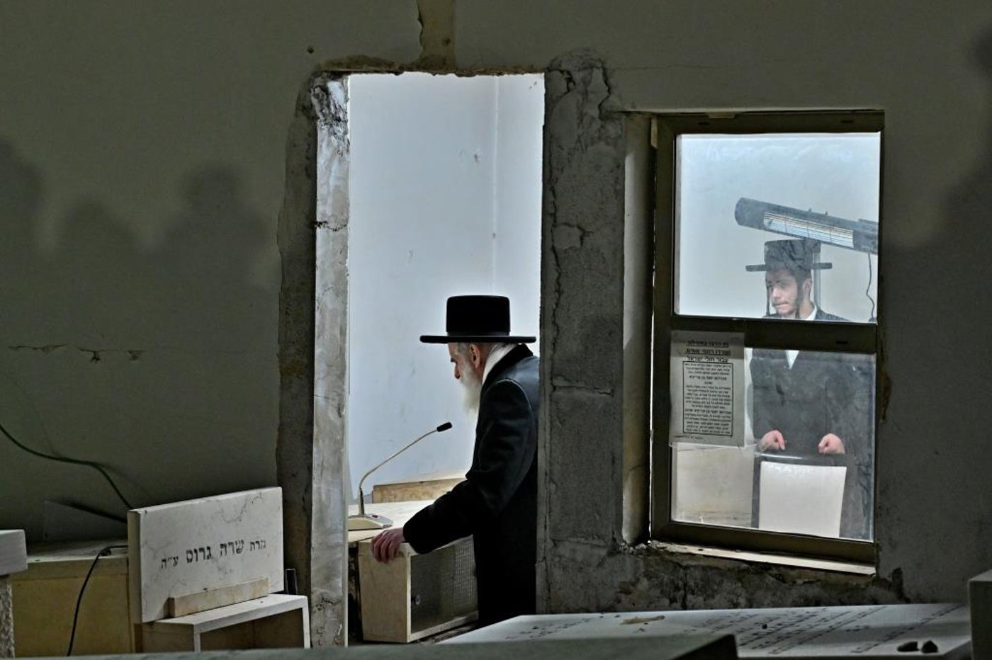 האדמו"ר מויזניץ בתפילה בבית העלמין 