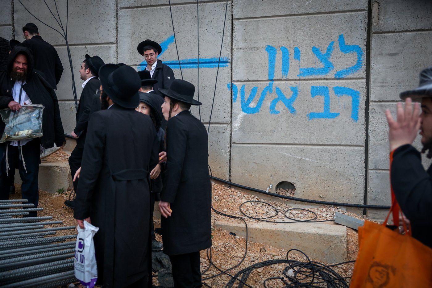 כניסת מתפללים לציון רב אשי בגבול ישראל - לבנון