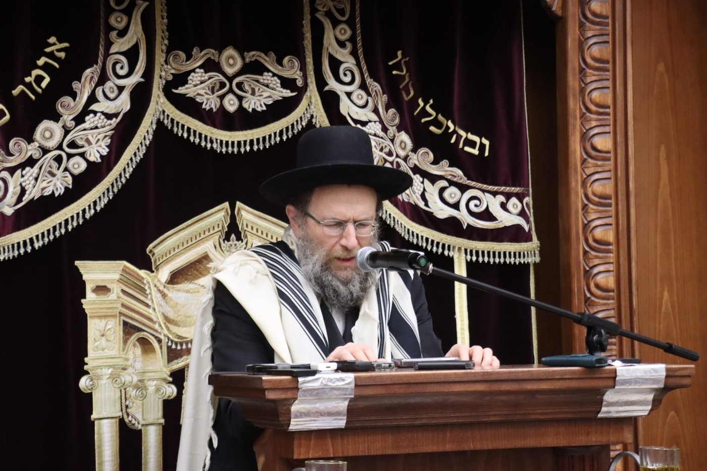 עצרת הספד על הגאון רבי זאב ברלין זצ"ל, בהיכל ישיבת 'גאון יעקב'