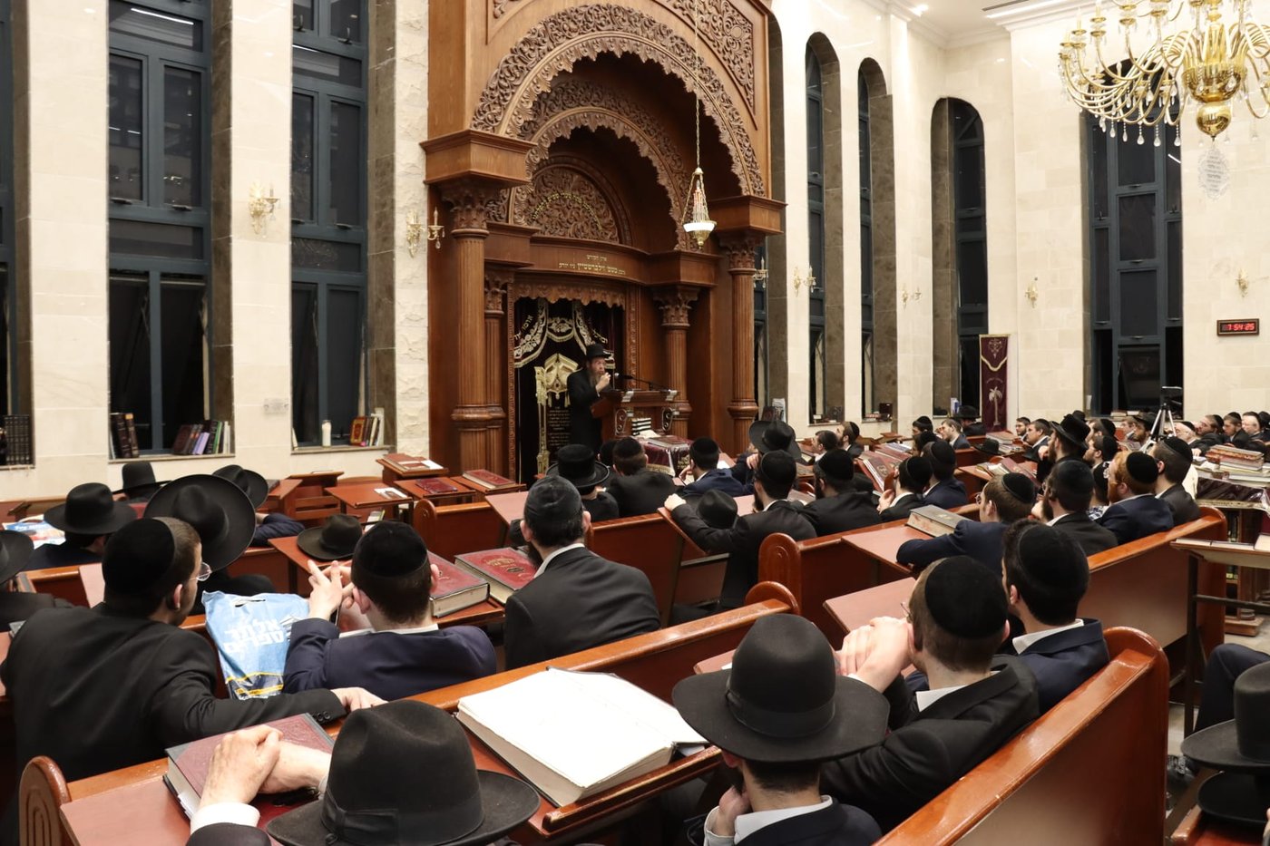 עצרת הספד על הגאון רבי זאב ברלין זצ"ל, בהיכל ישיבת 'גאון יעקב'