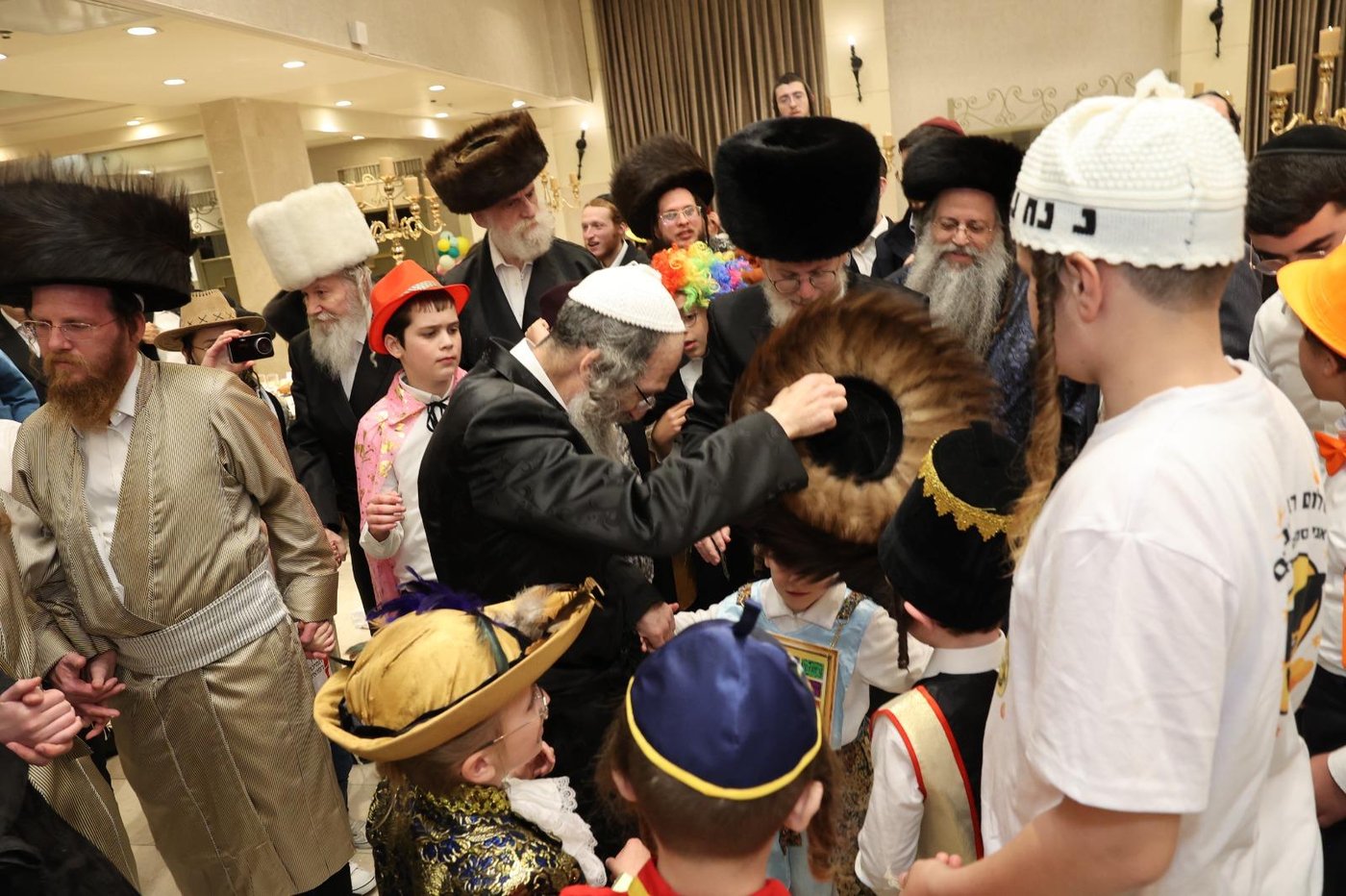 הרה"צ רבי אלימלך בידרמן חוגג יום הפורים עם היתומים