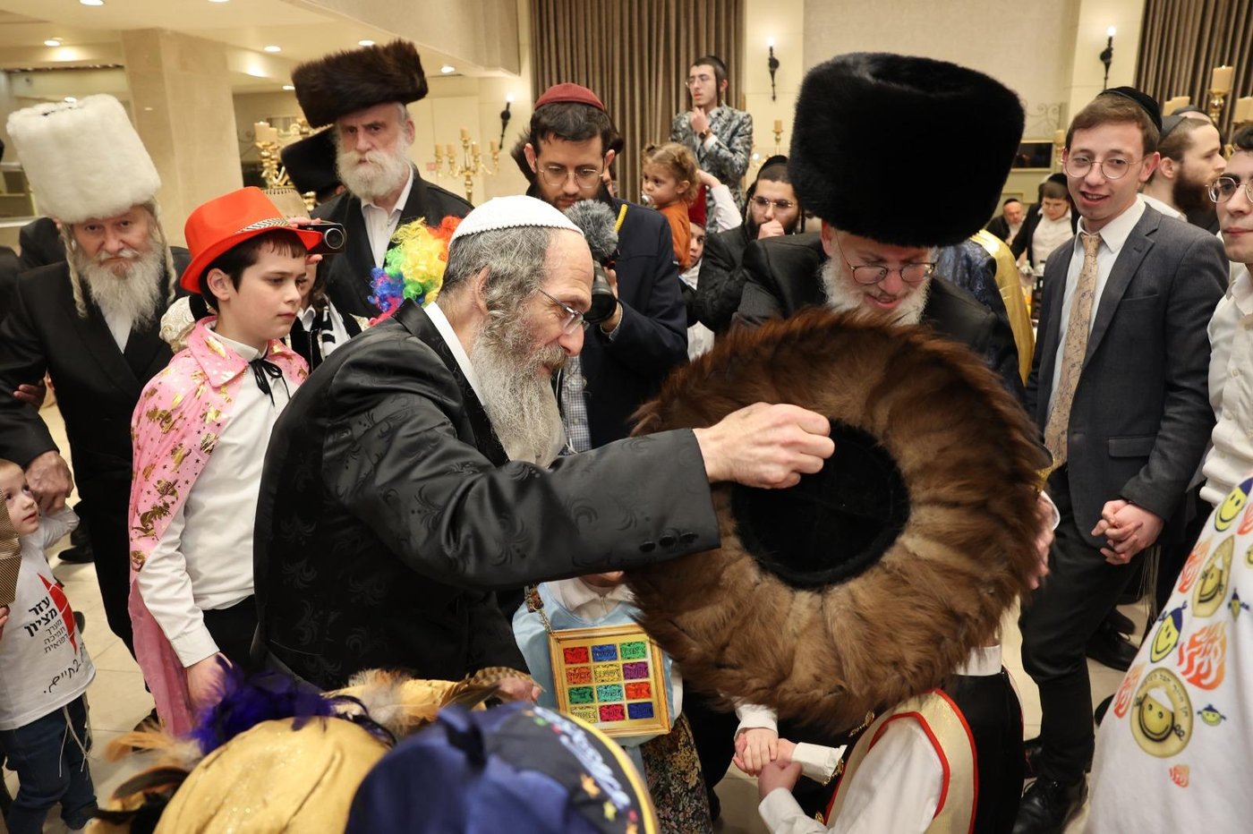 הרה"צ רבי אלימלך בידרמן חוגג יום הפורים עם היתומים