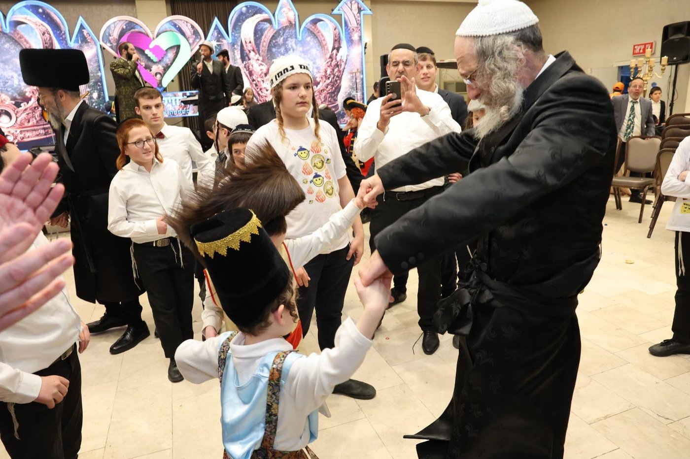 הרה"צ רבי אלימלך בידרמן חוגג יום הפורים עם היתומים