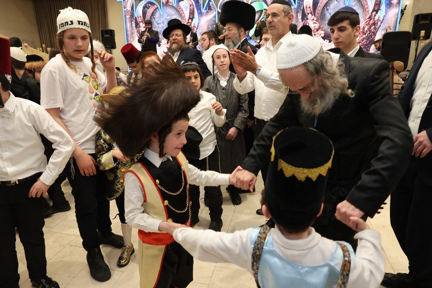הרה"צ רבי אלימלך בידרמן חוגג יום הפורים עם היתומים