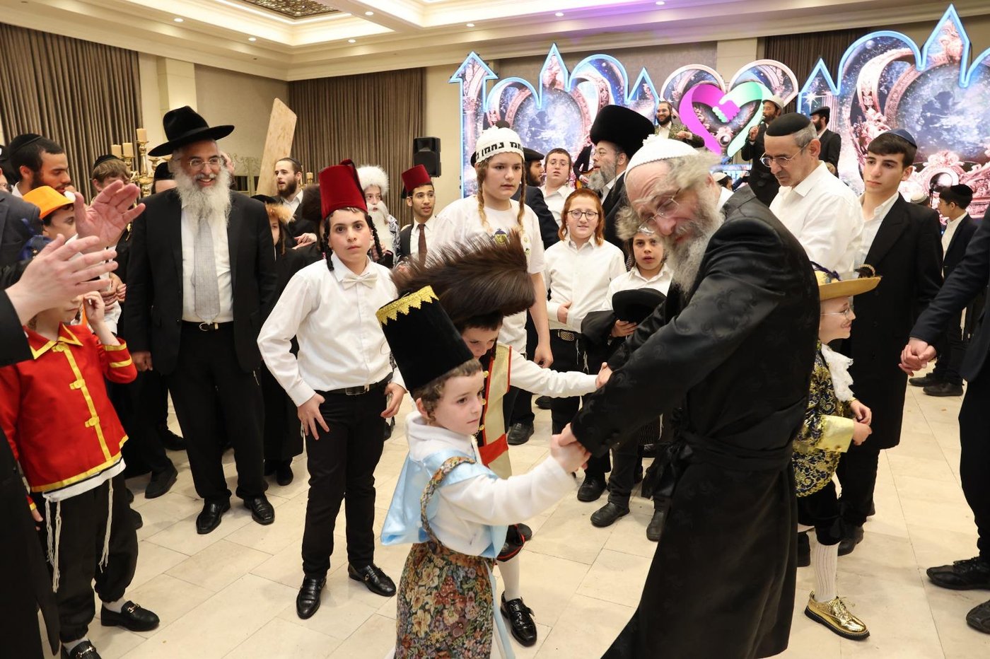 הרה"צ רבי אלימלך בידרמן חוגג יום הפורים עם היתומים