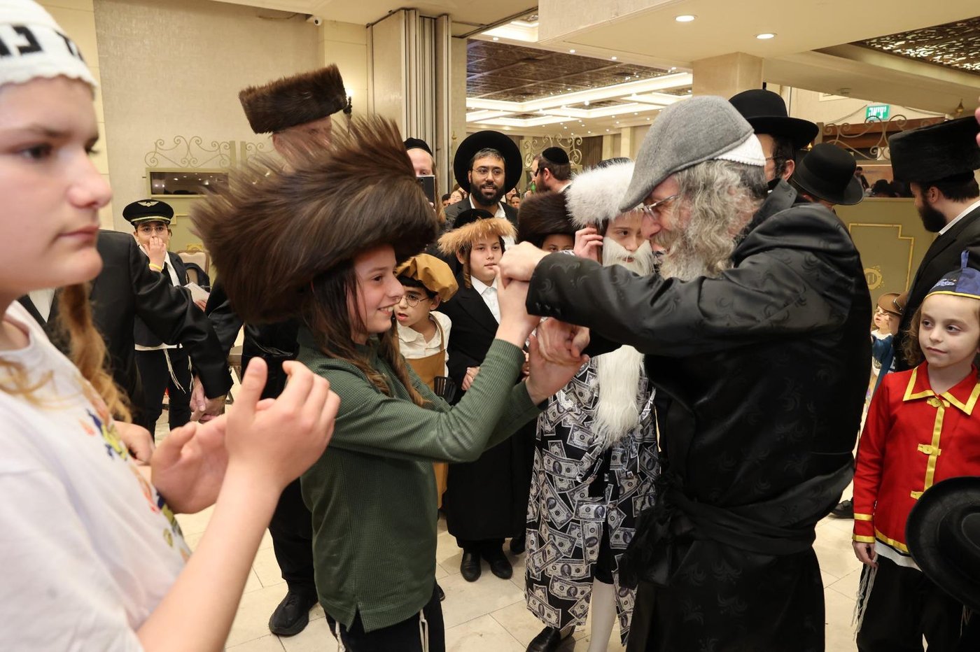 הרה"צ רבי אלימלך בידרמן חוגג יום הפורים עם היתומים