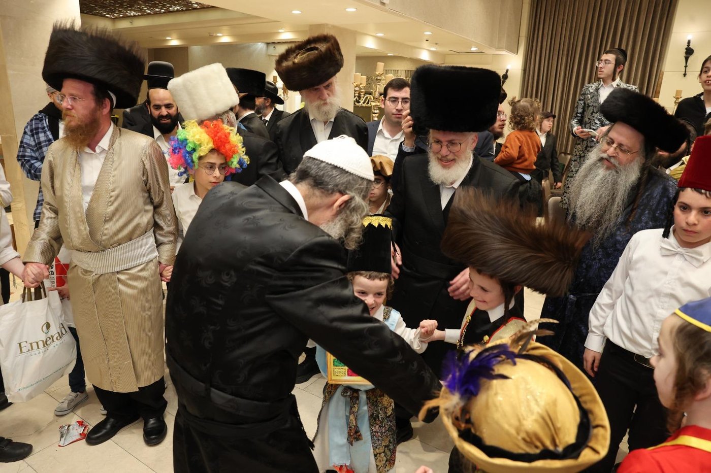 הרה"צ רבי אלימלך בידרמן חוגג יום הפורים עם היתומים