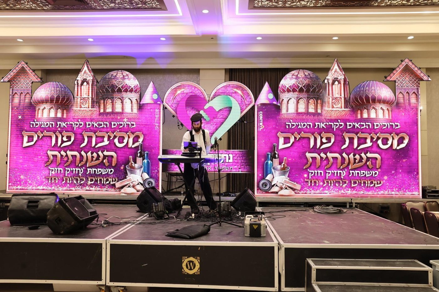 הרה"צ רבי אלימלך בידרמן חוגג יום הפורים עם היתומים