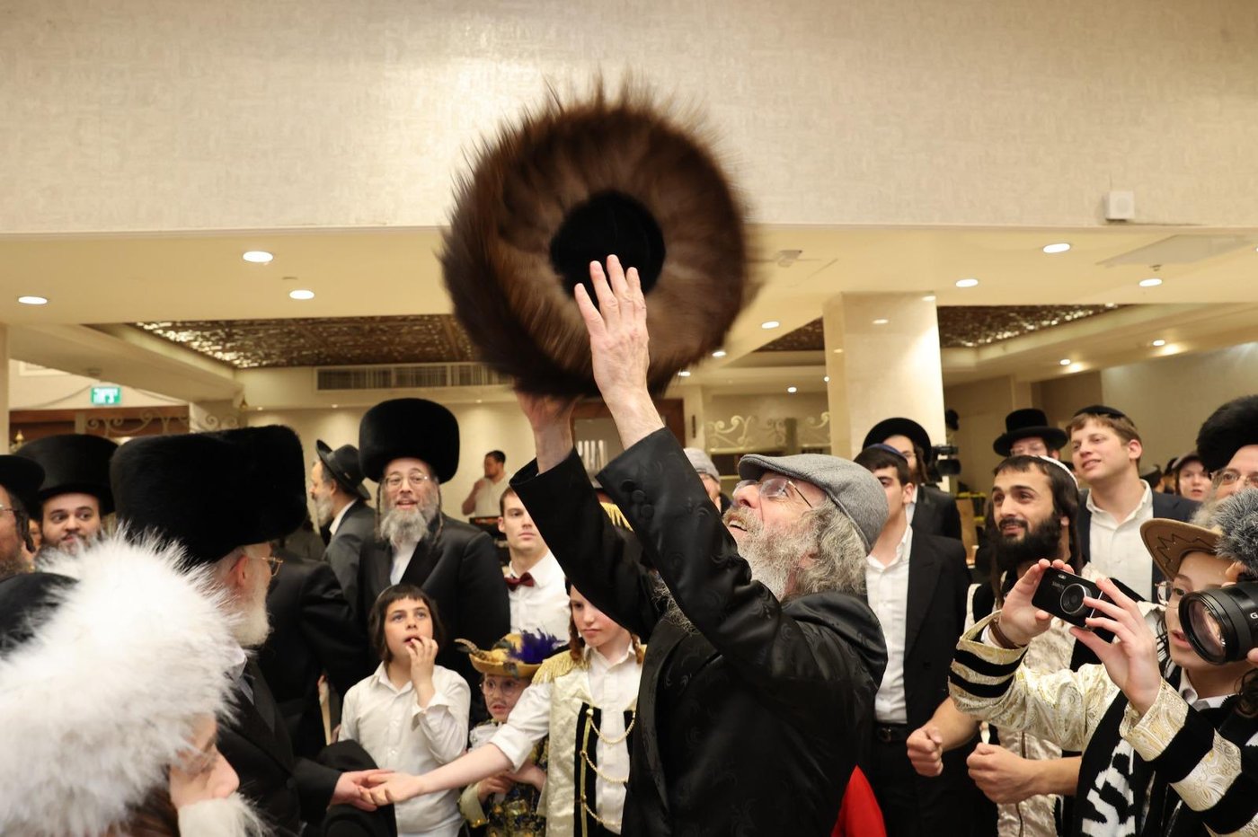 הרה"צ רבי אלימלך בידרמן חוגג יום הפורים עם היתומים