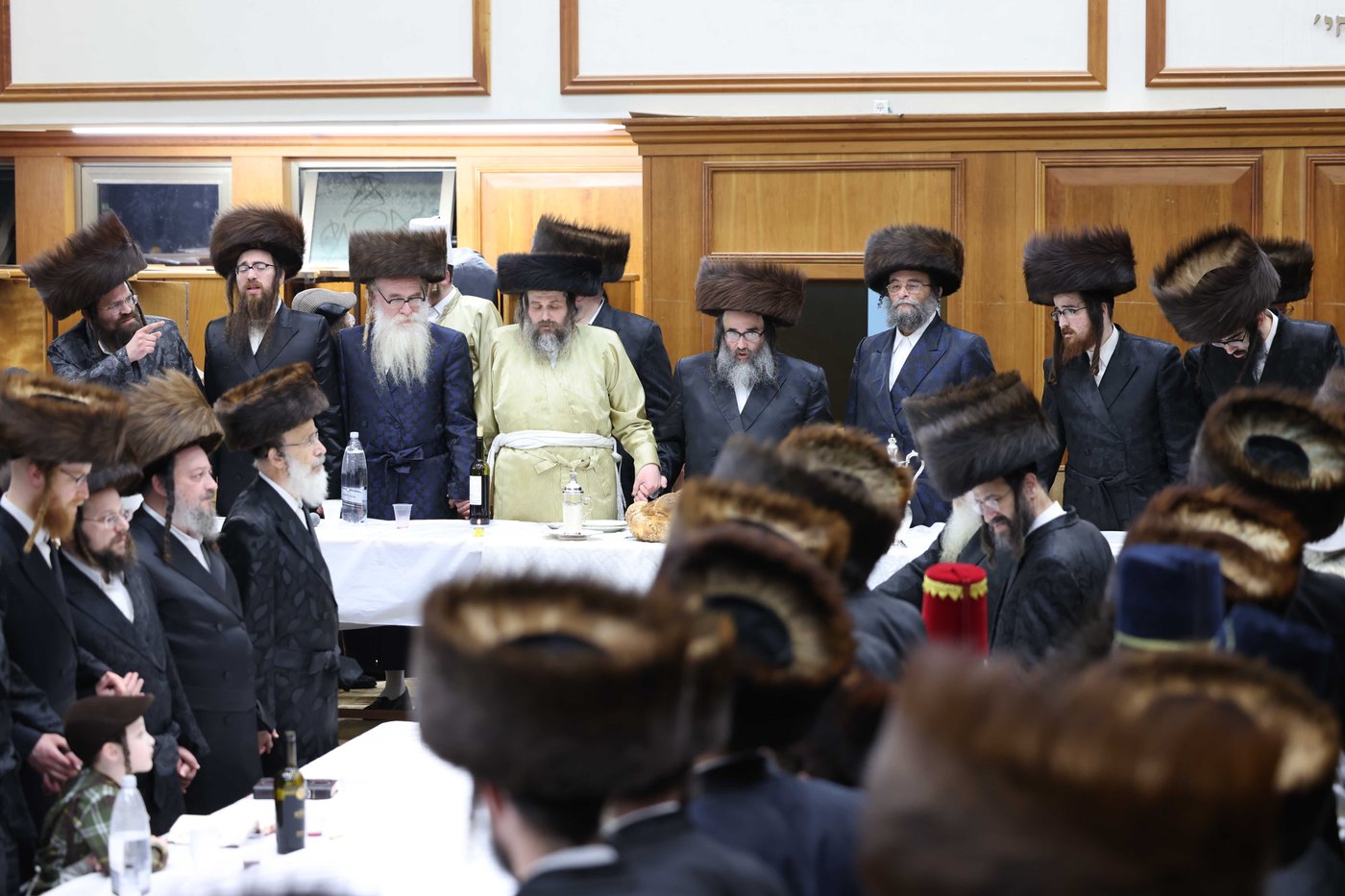 סעודת משתה ושמחה בקרב קהילת סאטמר בבית שמש