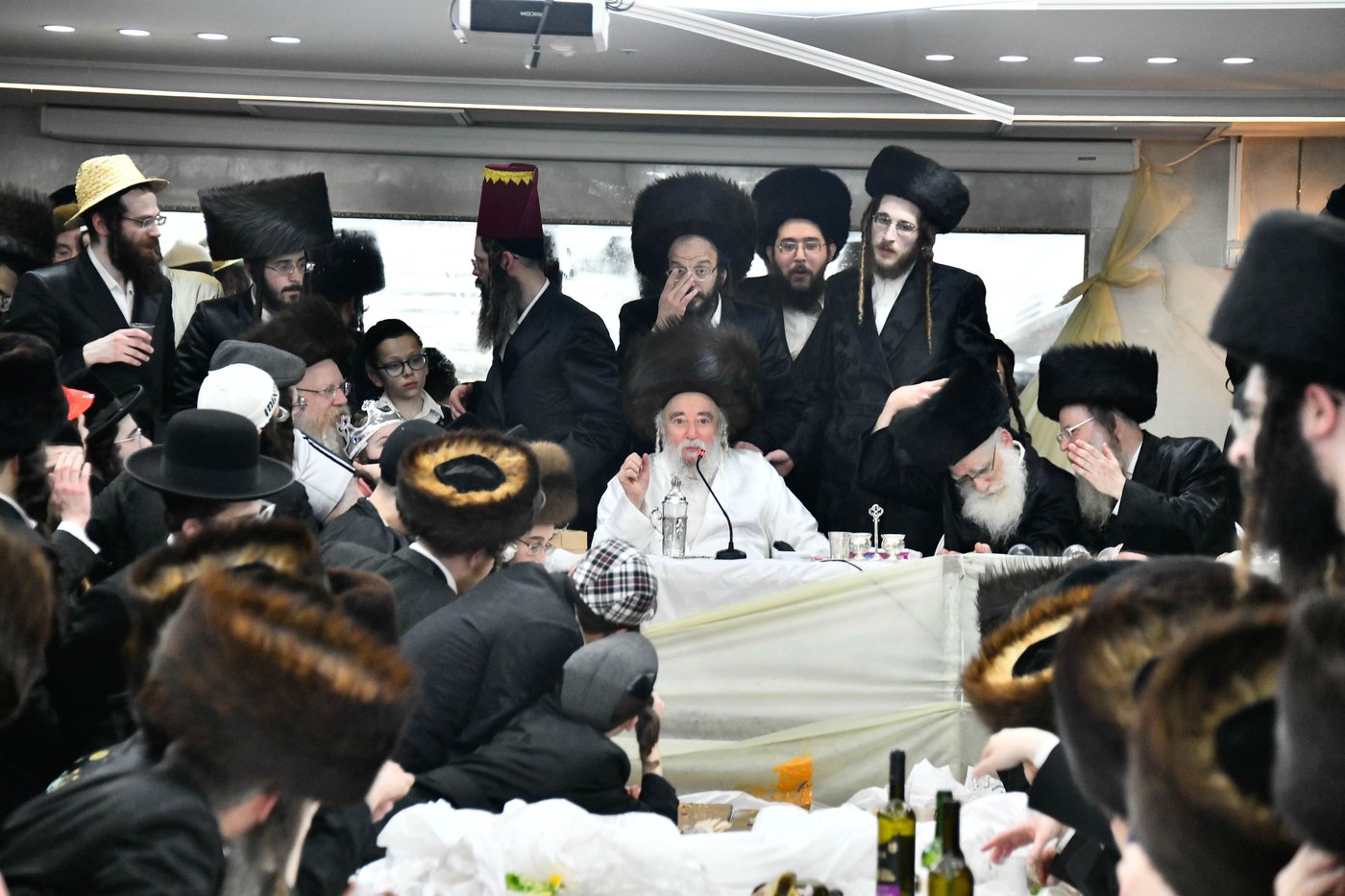 פורים אצל המשפיע הגה"צ רבי יצחק משה ארלנגר