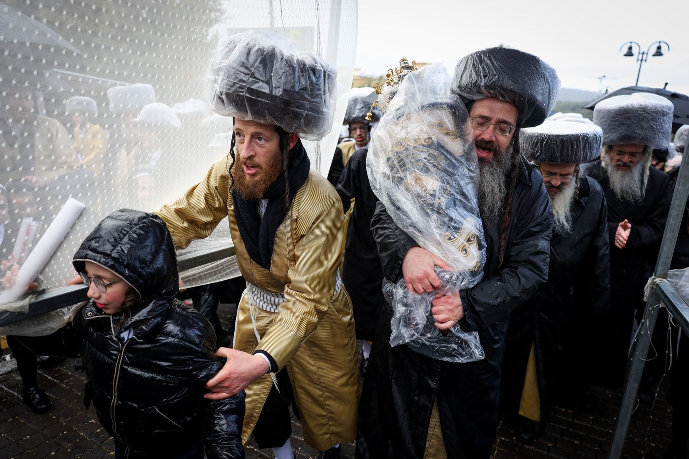 חסידי תולדות אהרון בהכנסת ספר תורה תחת גשם שוטף בציון הרשב"י במירון