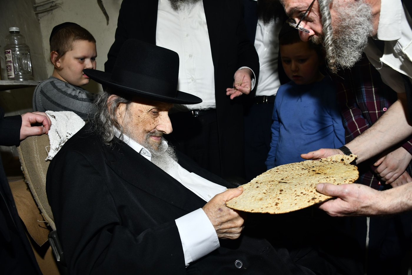 הגה"צ רבי אלטר דוד חיים שטרן באפיית מצות