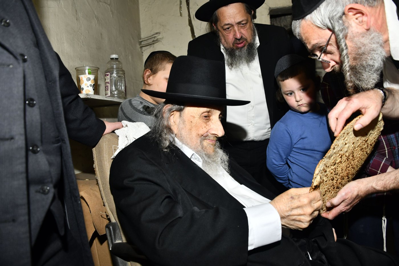 הגה"צ רבי אלטר דוד חיים שטרן באפיית מצות