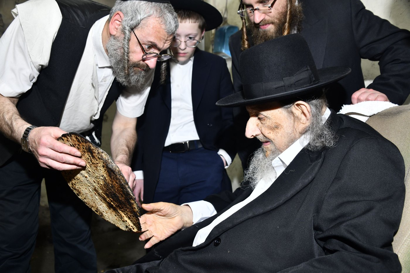 הגה"צ רבי אלטר דוד חיים שטרן באפיית מצות