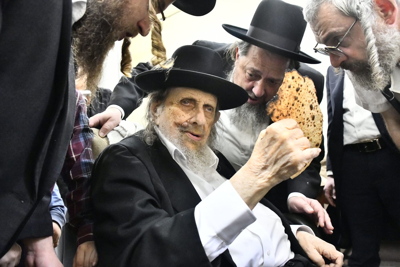 הגה"צ רבי אלטר דוד חיים שטרן באפיית מצות