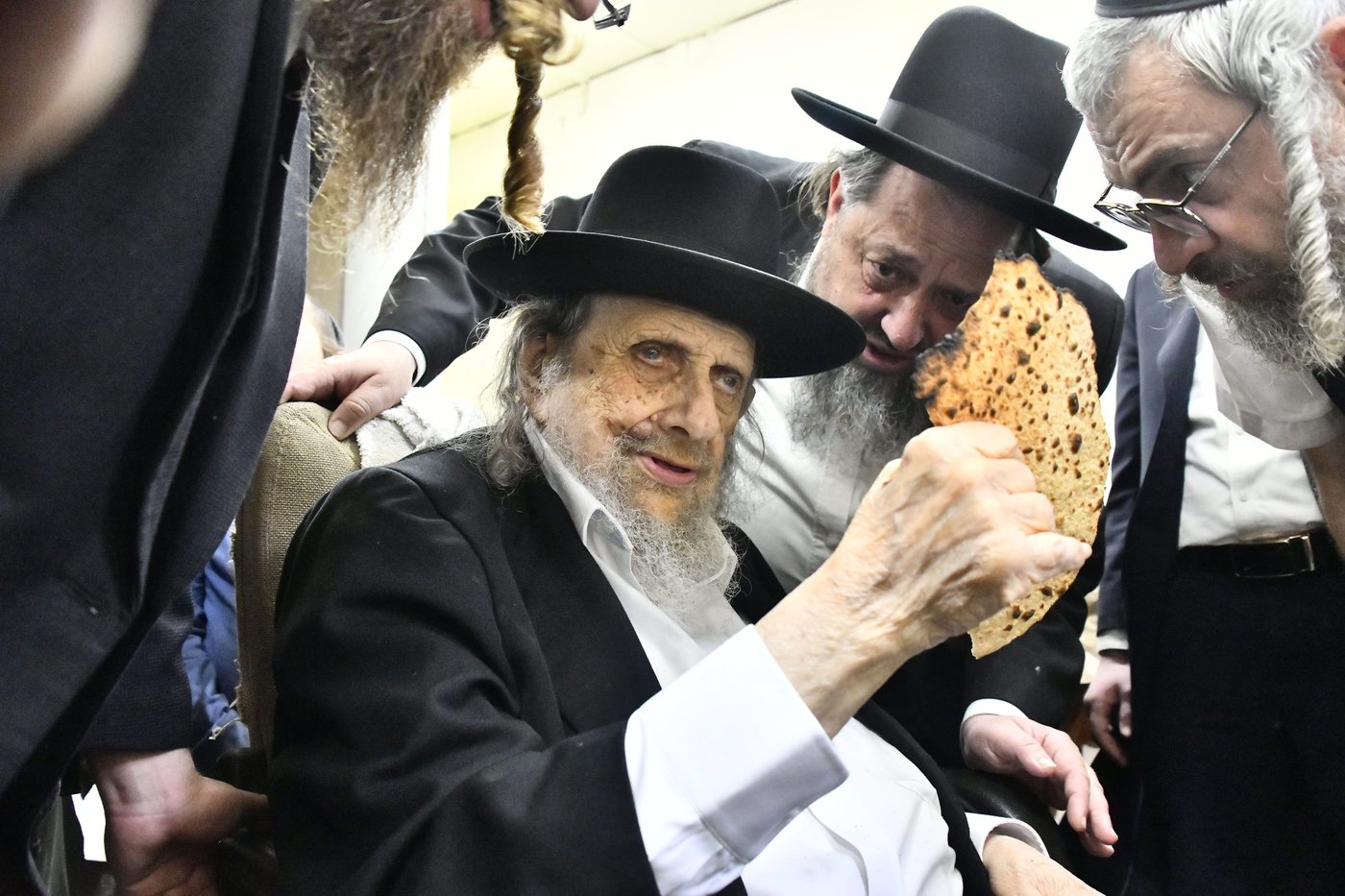 הגה"צ רבי אלטר דוד חיים שטרן באפיית מצות