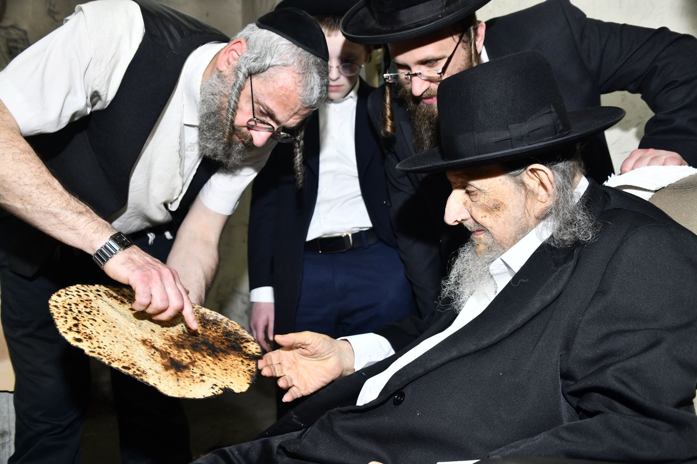 הגה"צ רבי אלטר דוד חיים שטרן באפיית מצות